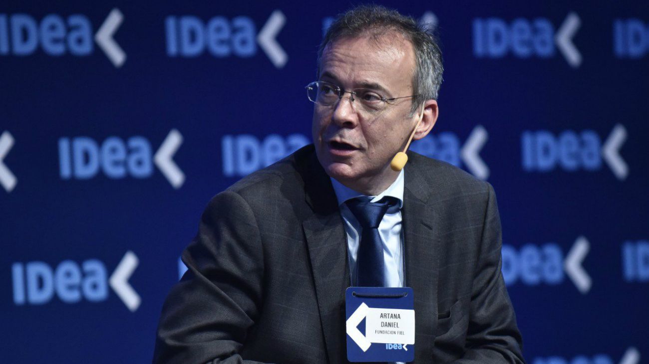 Para Daniel Artana, el BCRA usa "una gomera" para apuntarle al dólar