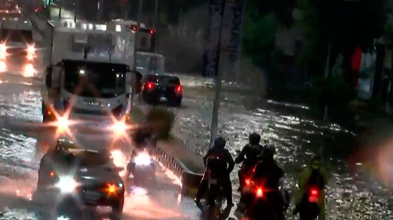 El temporal dejó calles anegadas en AMBA y hay miles de usuarios sin luz