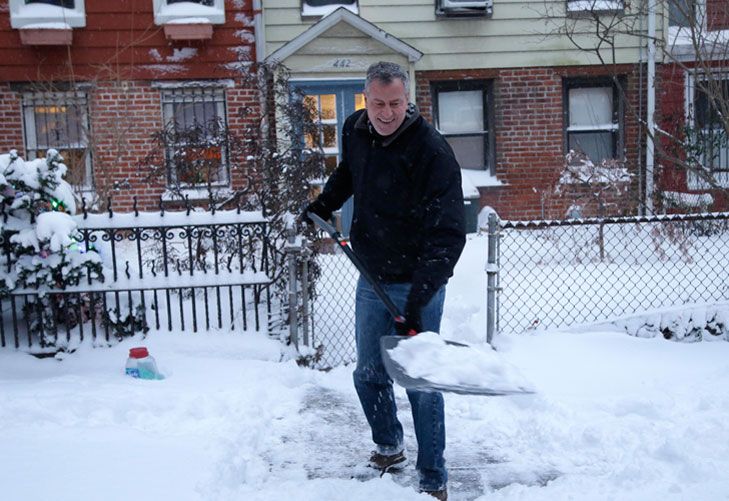 De Blasio asumió la alcaldía de Nueva York con la pala de nieve en sus manos