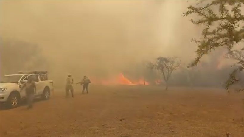 Incendio en Mina Clavero: bomberos evacuan una escuela e intentan combatir el fuego en un día de riesgo extremo