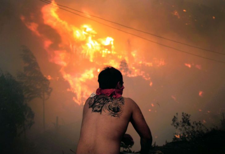 Por un gran incendio, Bachelet declaró "zona de catástrofe" en Valparaíso