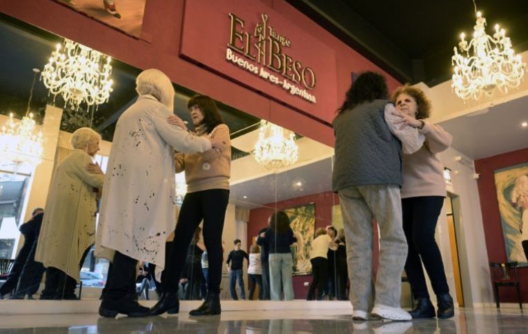 El tango como terapia: una estrategia innovadora en Buenos Aires para pacientes con Parkinson