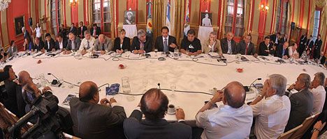 PJ Bonaerense: Scioli le llenó la mesa a Moyano