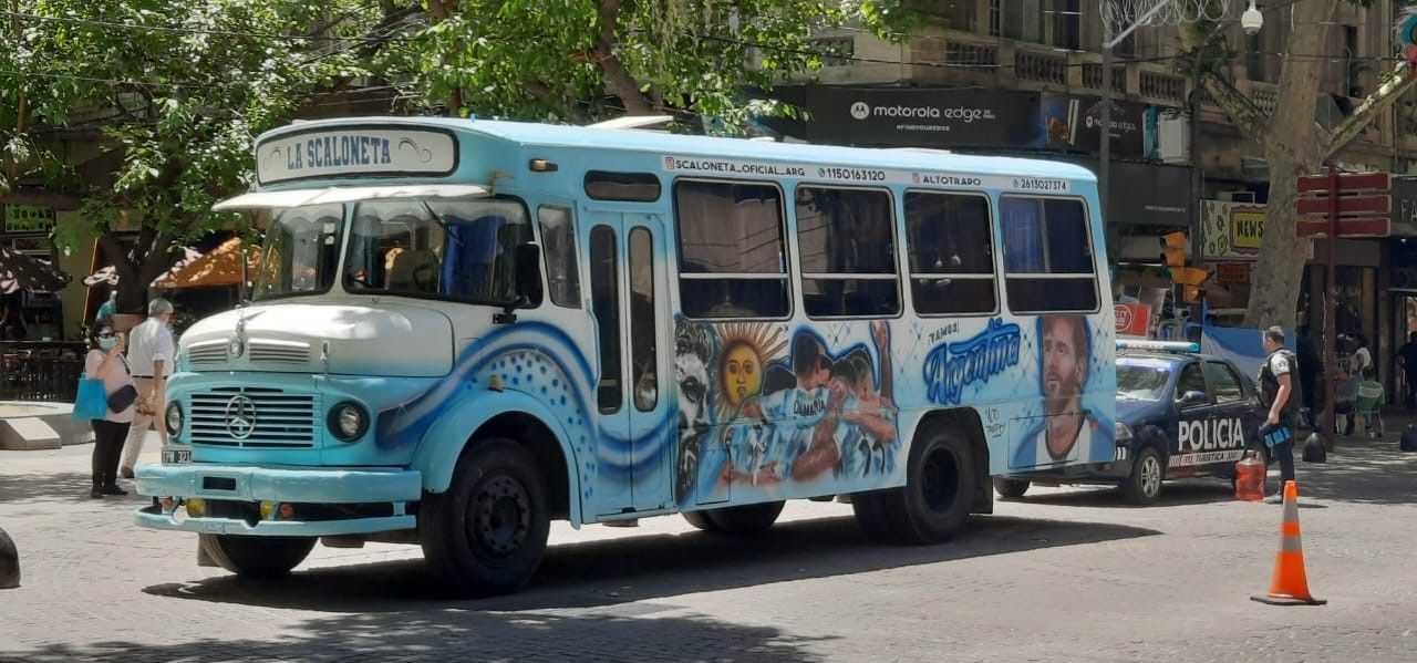 Ex chofer de colectivo y jubilado: la historia del creador de la "Scaloneta"