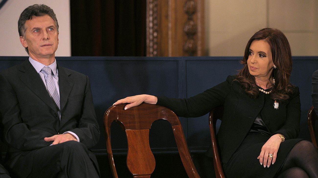 Un Macri arrinconado pide a gritos que Cristina aparezca en la oposición