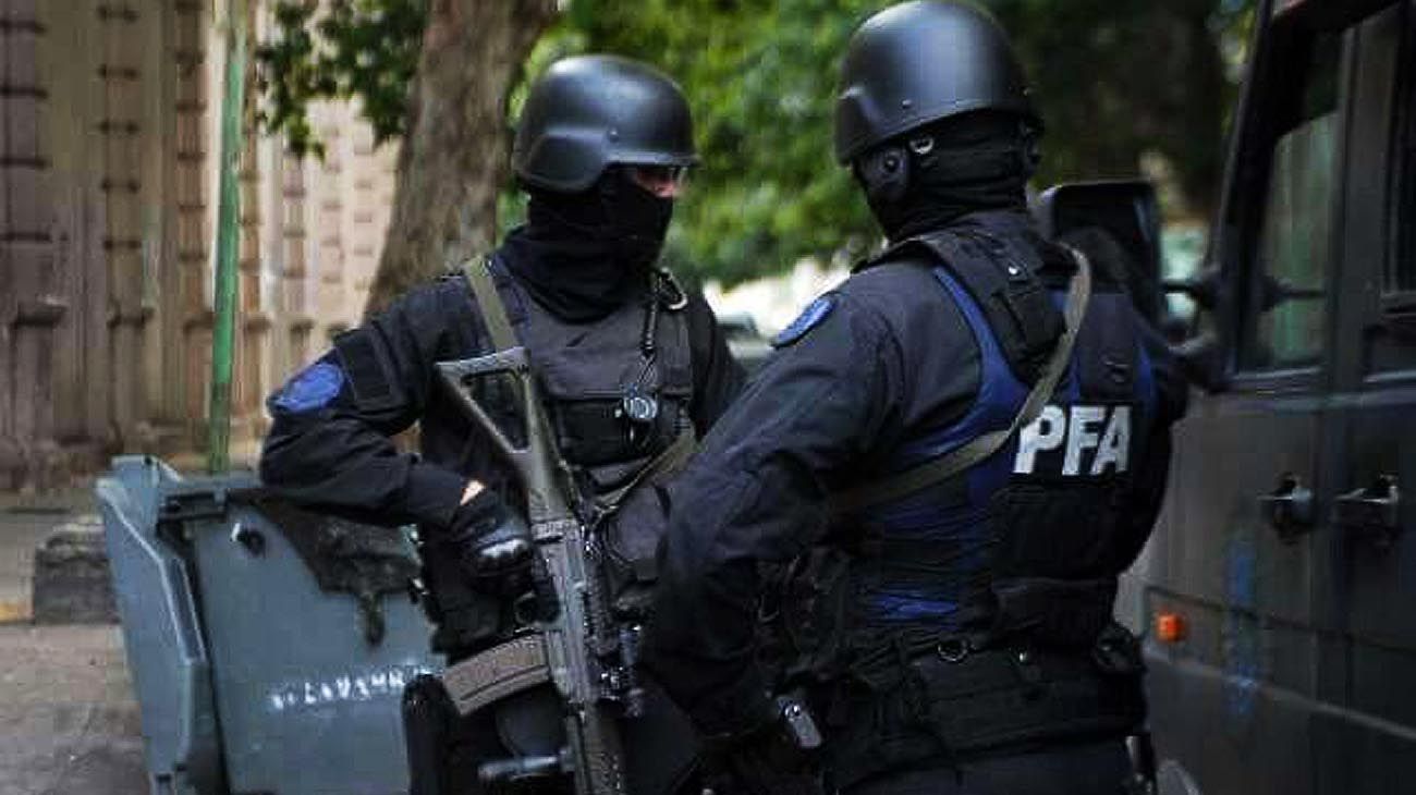 Un policía se atrincheró en una dependencia de la PFA y amenazó con suicidarse