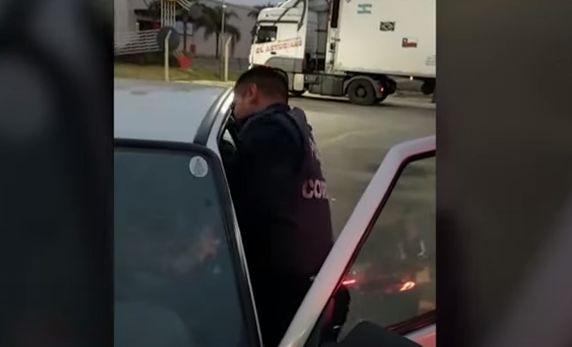 Córdoba: Suspendieron al policía que agredió y maltrató a un joven