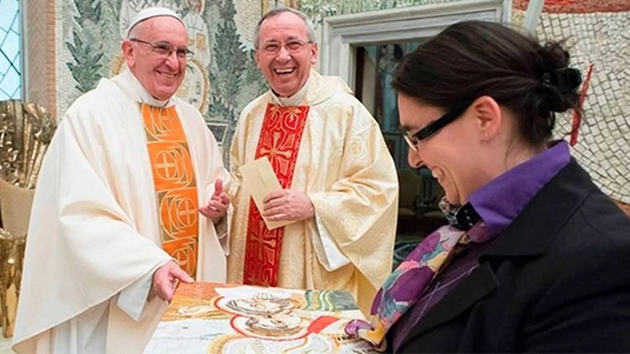 Un cura "cercano" al papa Francisco habría invitado a monjas a un trío para "replicar la Santísima Trinidad"