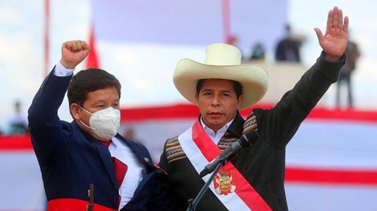 Pedro Castillo se aleja de los radicales