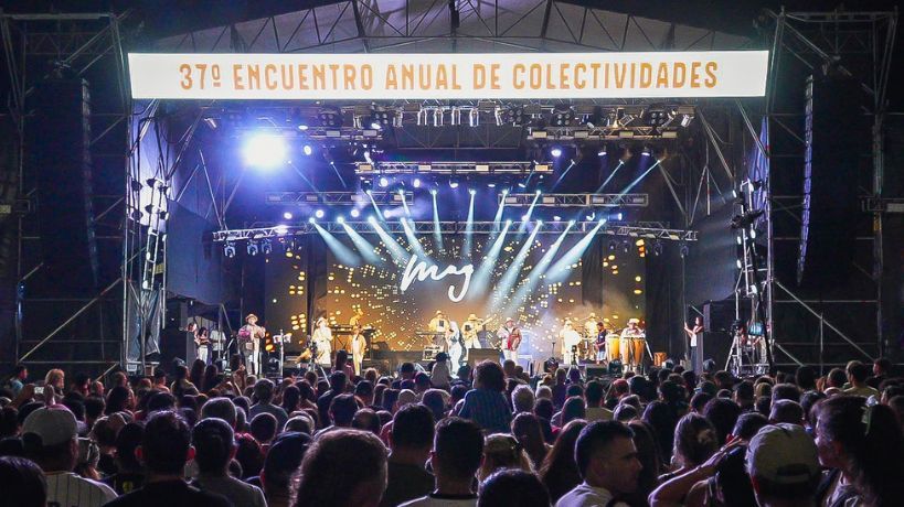 El Encuentro de Colectividades celebra su noche final con el show estelar de Los Herrera