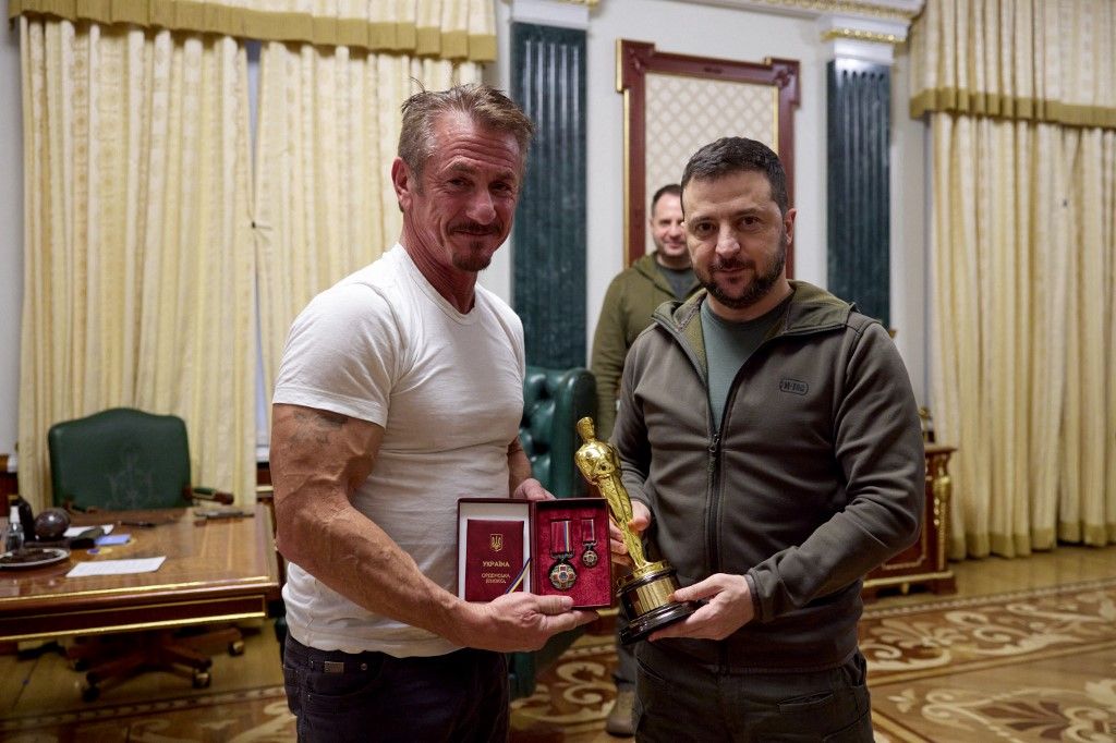 Un Oscar para Zelenski: Sean Penn le entregó uno de sus premios al presidente de Ucrania