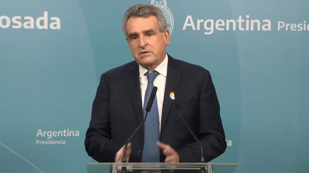 El oficialismo ya polariza con Milei: para Agustín Rossi, el libertario "es un peligro para la democracia argentina"