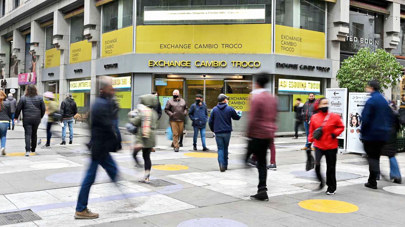 El dólar blue subió $ 55 en lo que va de julio y bate récord
