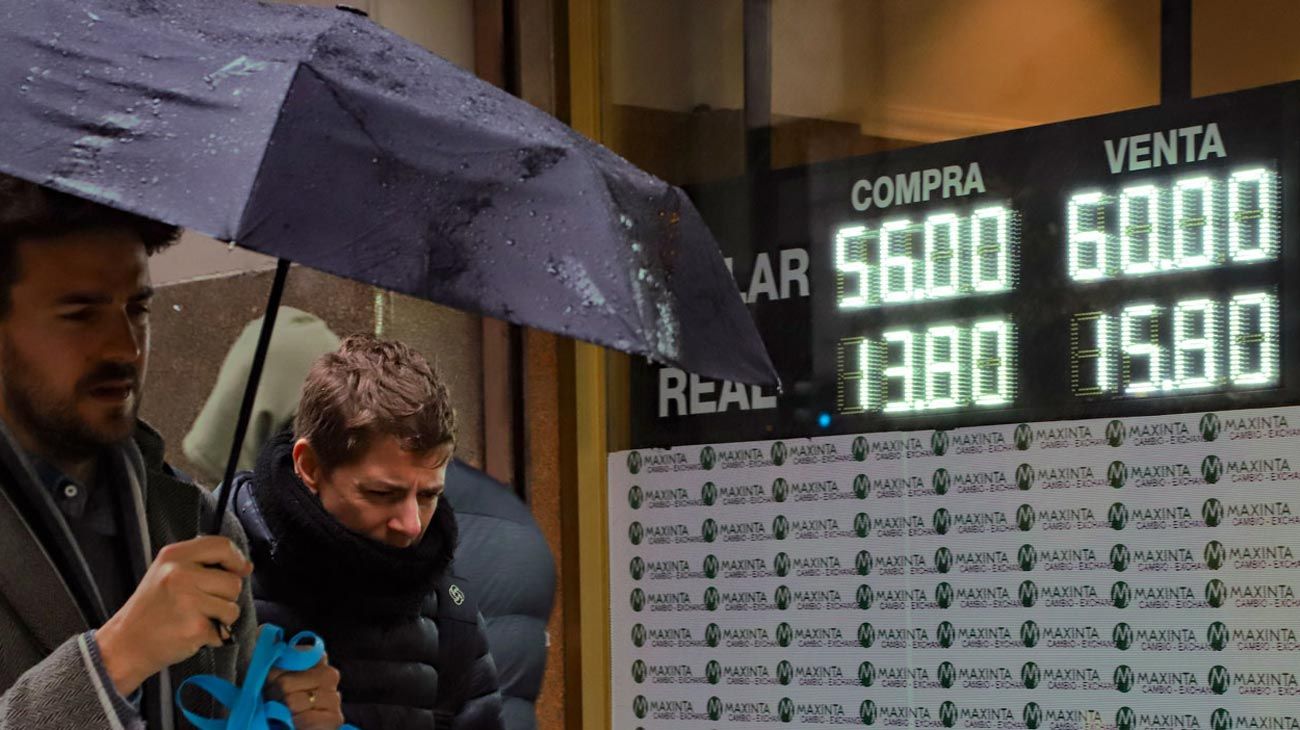Con un piso "inamovible" de $ 60, ven dólar con lenta suba hasta las elecciones