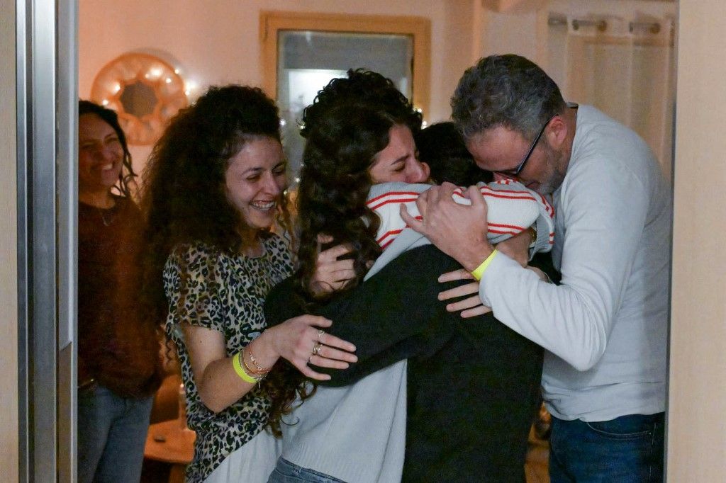 Video: las conmovedoras escenas del reencuentro de las rehenes israelíes con sus familias