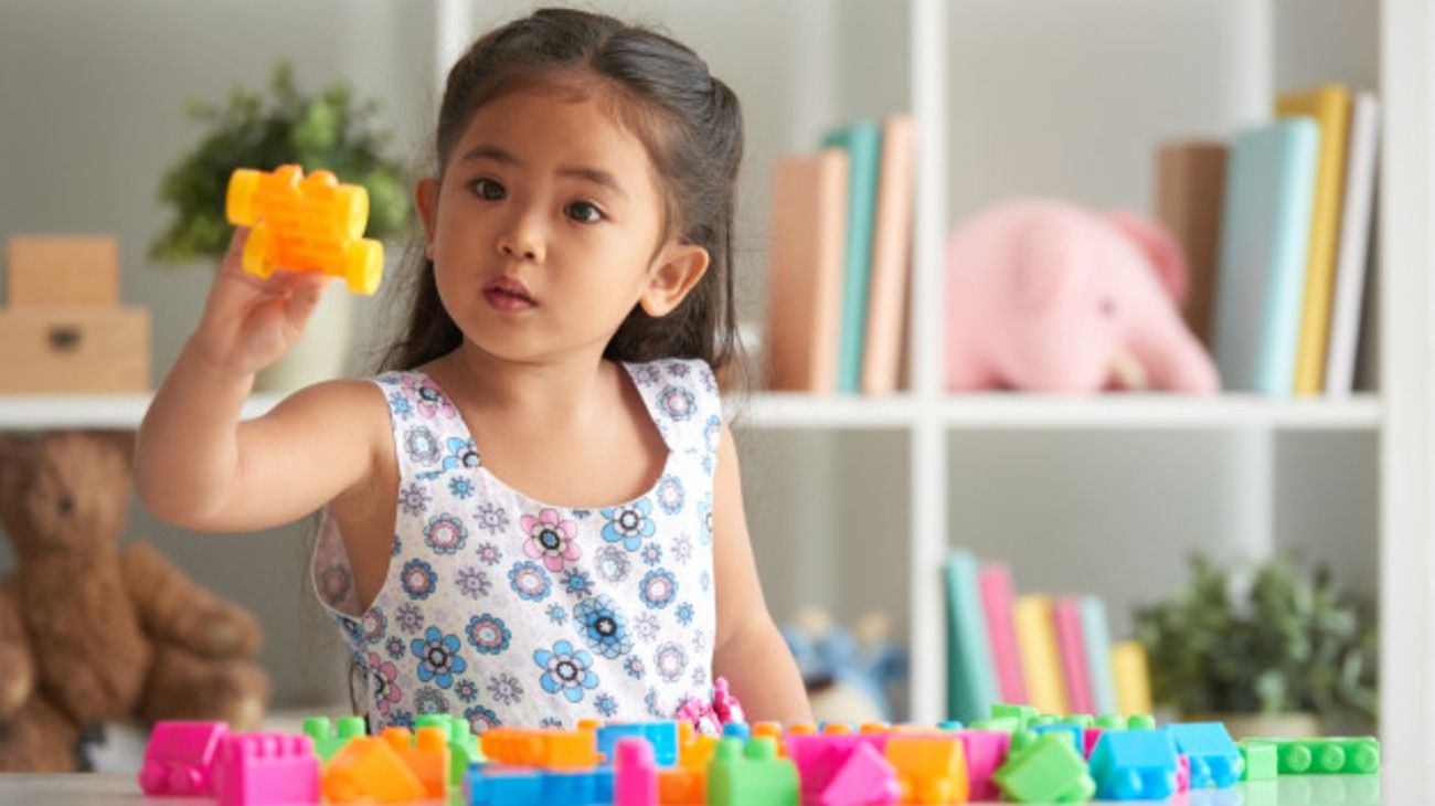 Sí, fomentar el pensamiento crítico en los niños es importante