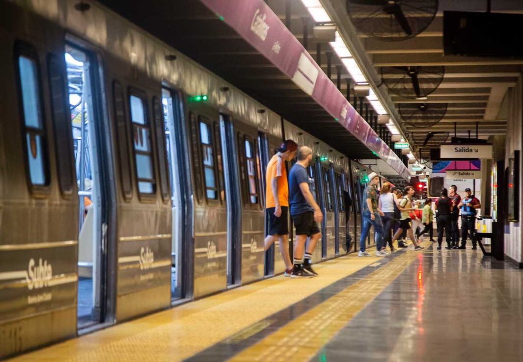 Feriado por el Día de la Bandera: cómo funcionan el transporte público y los servicios
