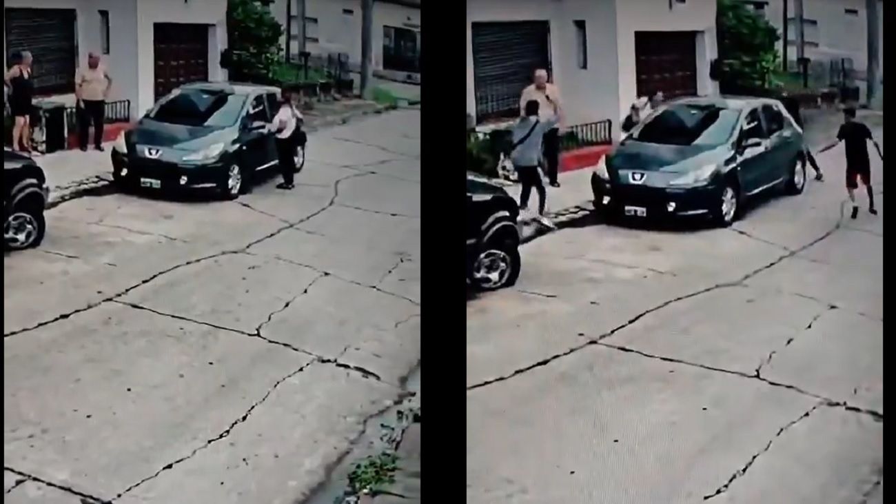 Video: el desesperado grito de una mujer para poder sacar a su hija, mientras ladrones le robaban el auto