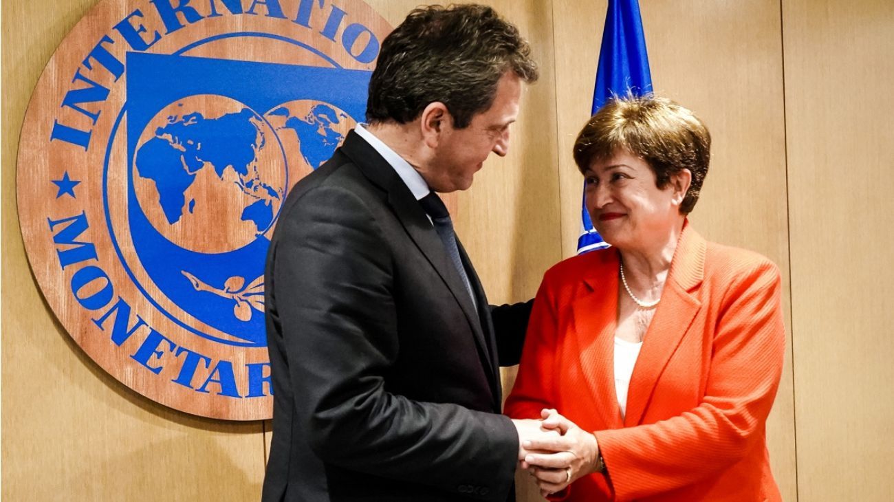 Con reservas en rojo, Massa busca renegociar con el FMI para afrontar los próximos vencimientos