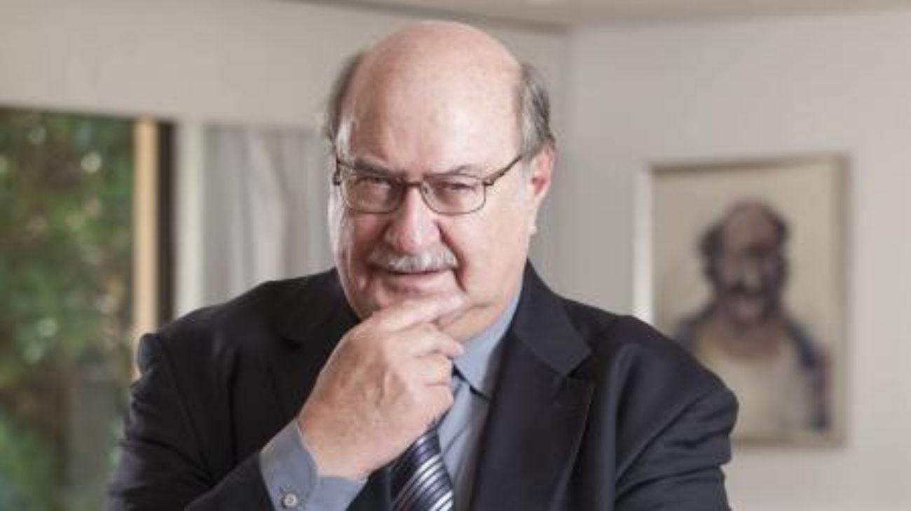 Desmienten la muerte de Antonio Skármeta