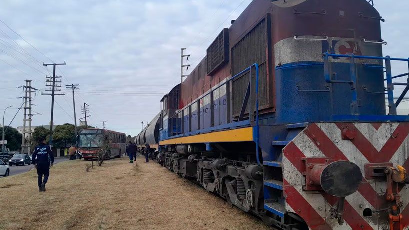 Accidente en Córdoba: tren embiste colectivo y deja tres lesionados