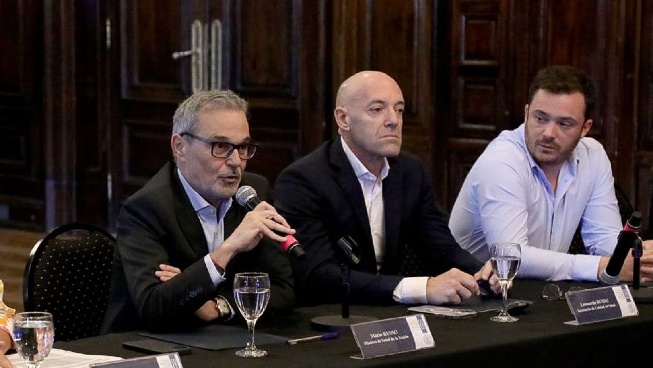 Apareció el ministro de Salud, Mario Russo y recomendó "tener cuidado con los pantalones cortos" para cuidarse del dengue