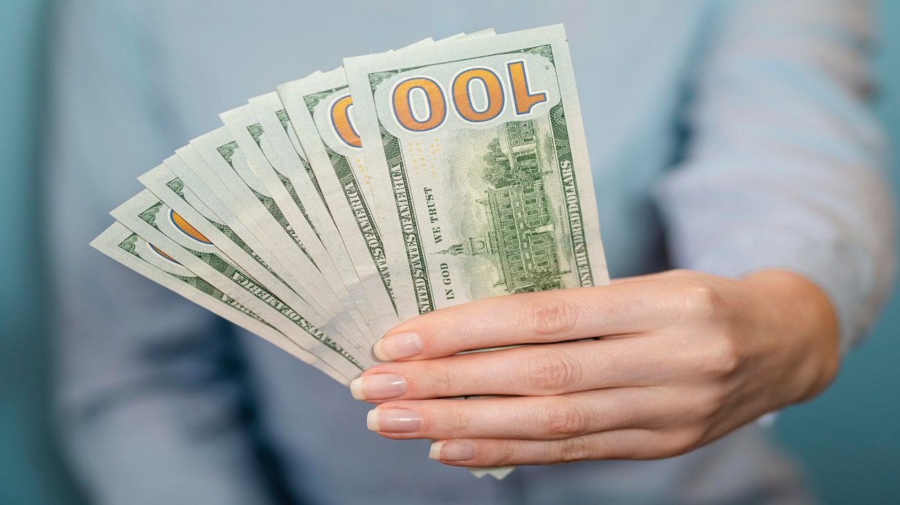 El dólar blue cerró a $1030 para la compra y $1050 para la venta