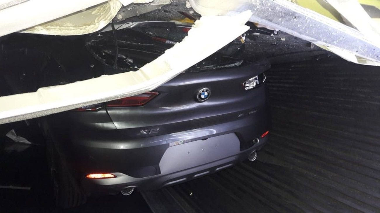 Un derrumbe de contenedores destrozó autos de lujo en el Puerto de Buenos Aires