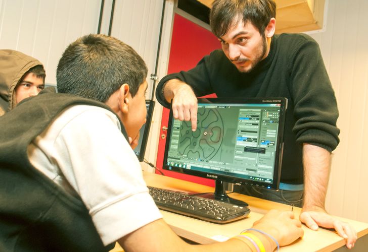 Cada vez más chicos aprenden programación desde la escuela