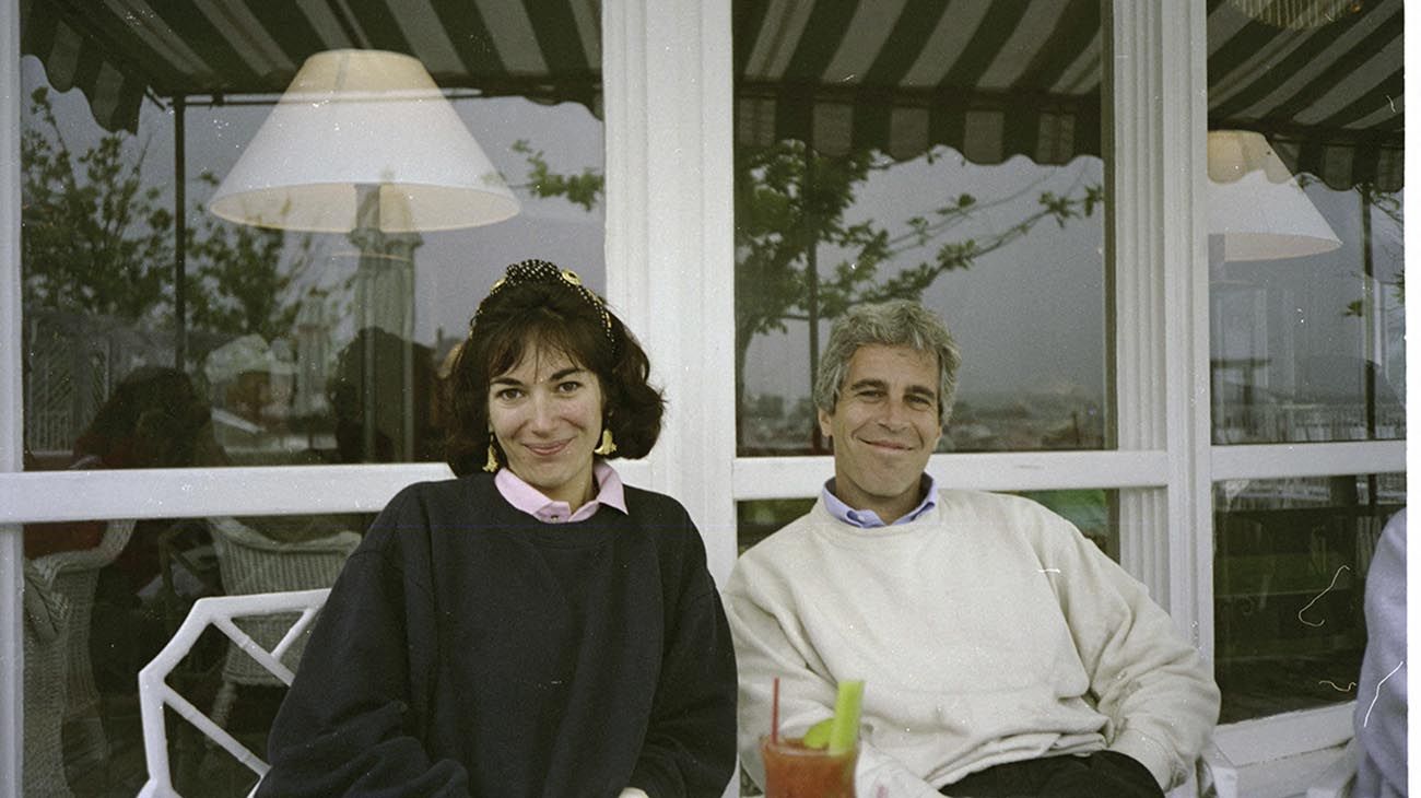 Dos pedófilos en la cabaña real: una foto privada de Epstein y Maxwell escandalizó al Reino Unido