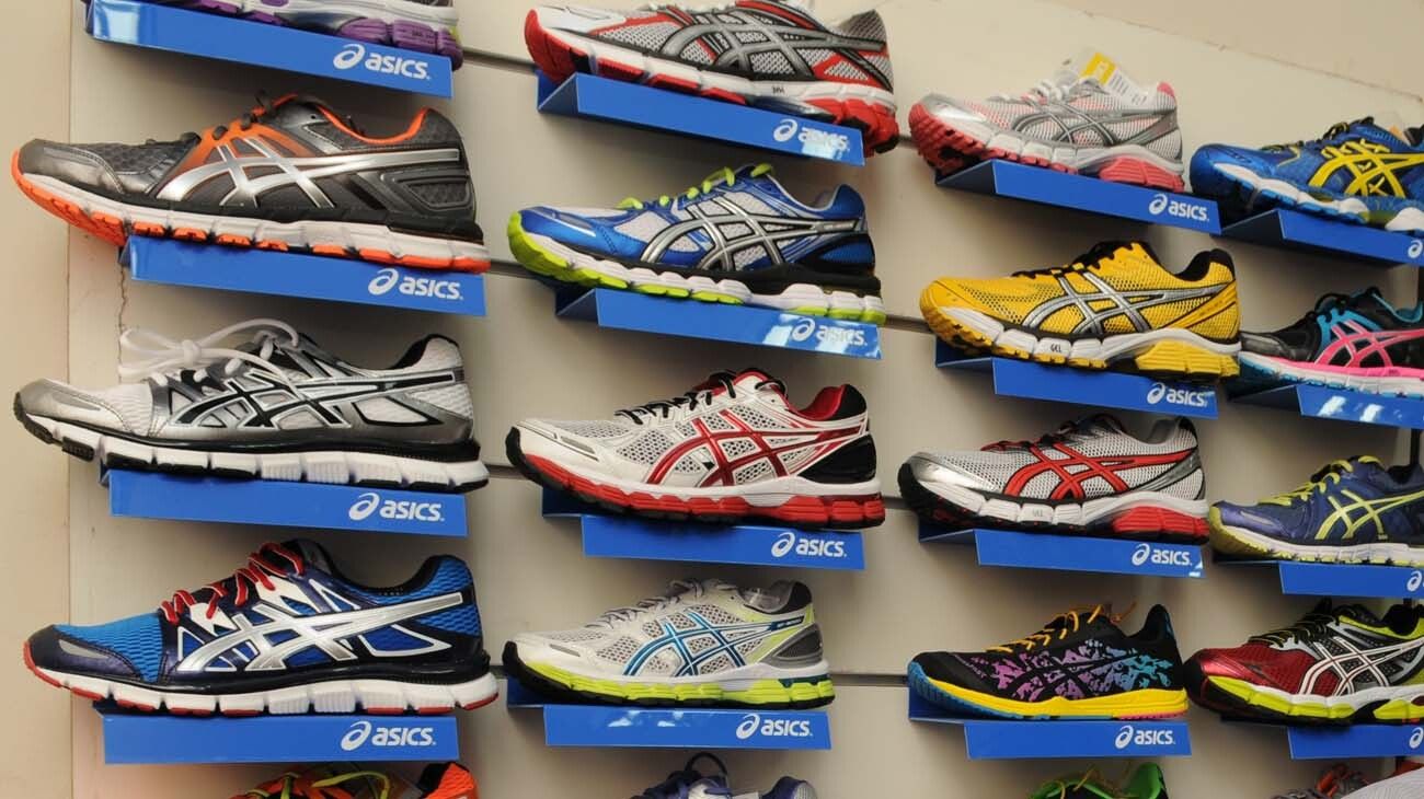 Asics se va del país y deja a Dass a cargo de su negocio