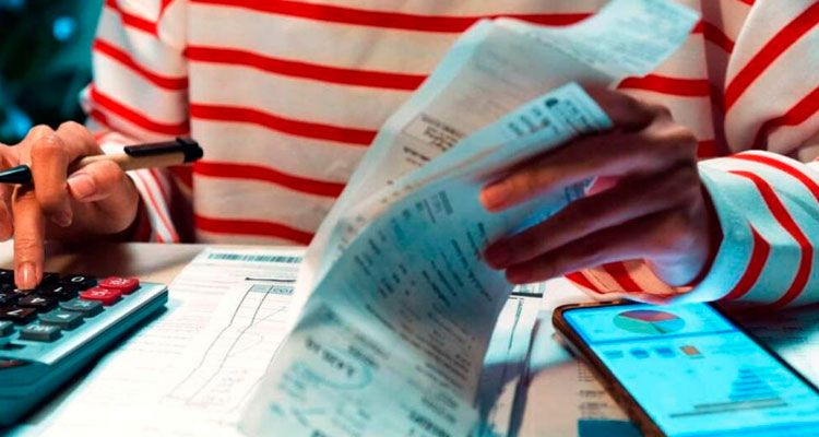 Mora récord y hostigamiento: lo que las financieras no pueden hacerte aunque debas dinero