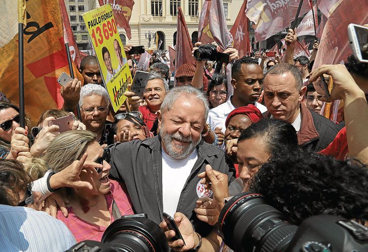 Lula prepara su candidatura, pese a los cargos en su contra