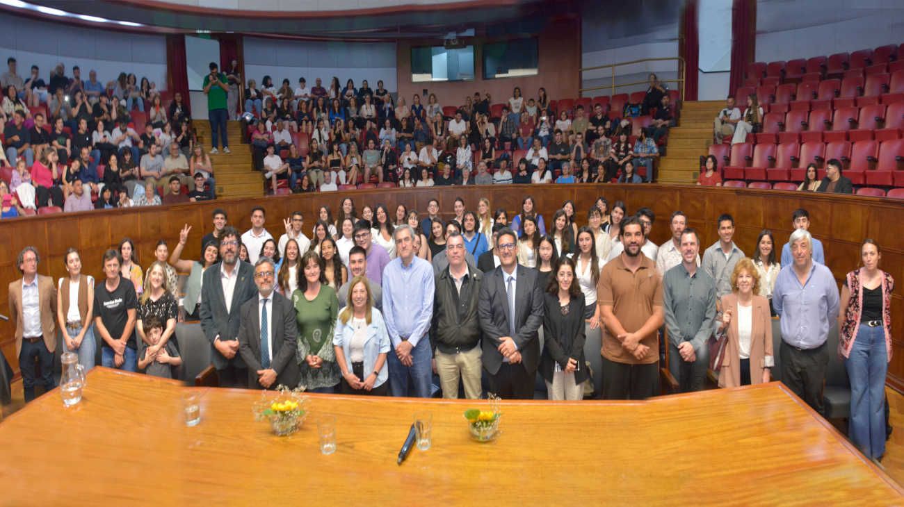 Eudeba premió a 45 estudiantes becados de la UBA por su rendimiento sobresaliente