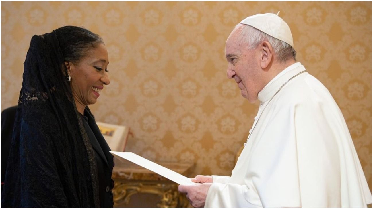 La embajadora ante el Vaticano presentó sus cartas credenciales ante el papa Francisco