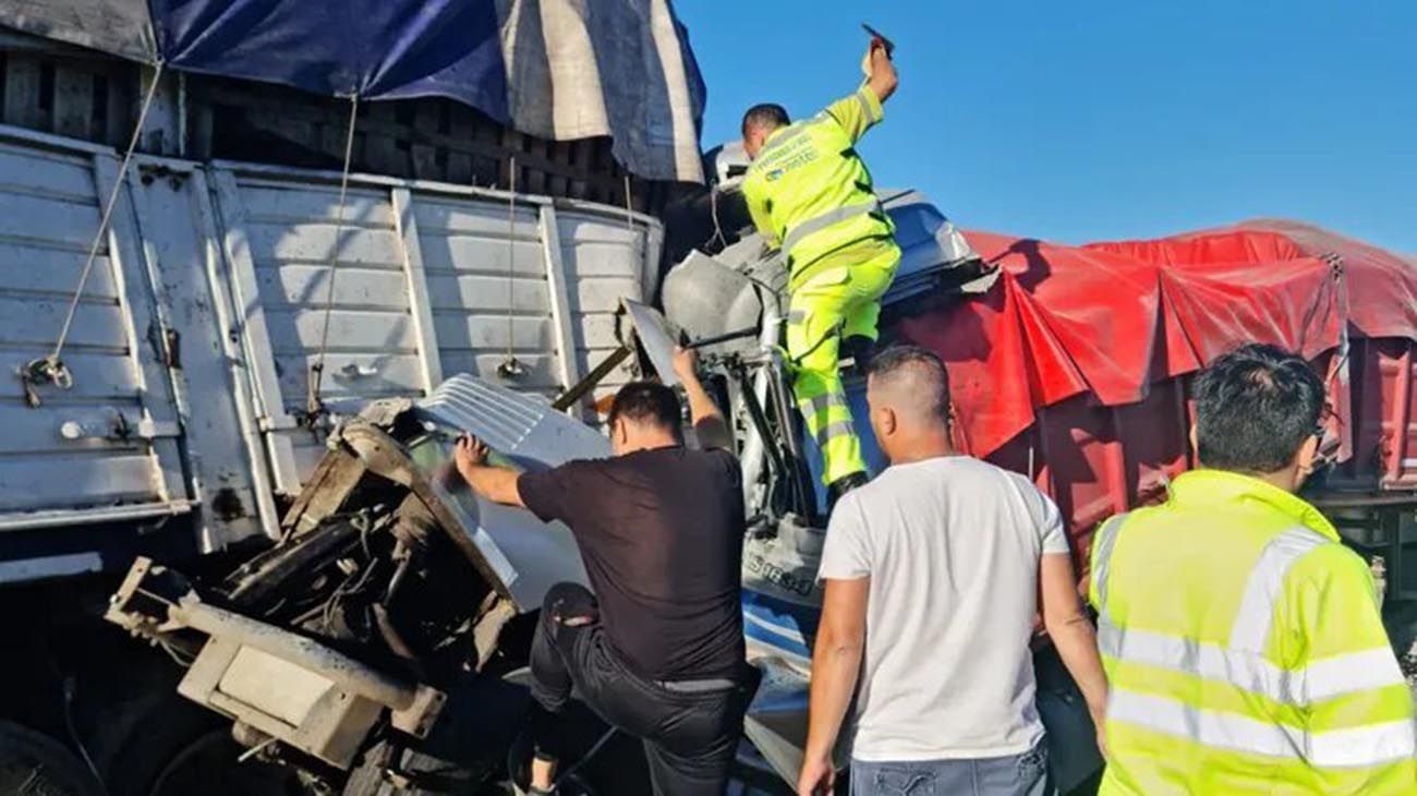 Choque múltiple en Acceso Oeste: una persona quedó atrapada en la cabina del conductor
