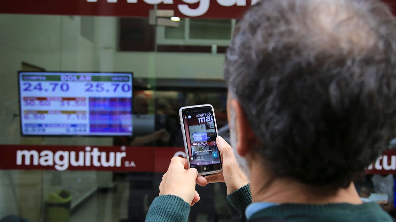 El dólar cerró la semana por encima de los $25