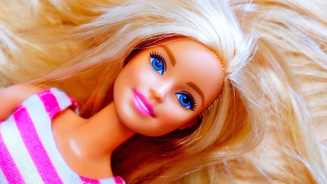 Barbie en Oriente, Barbie en Occidente