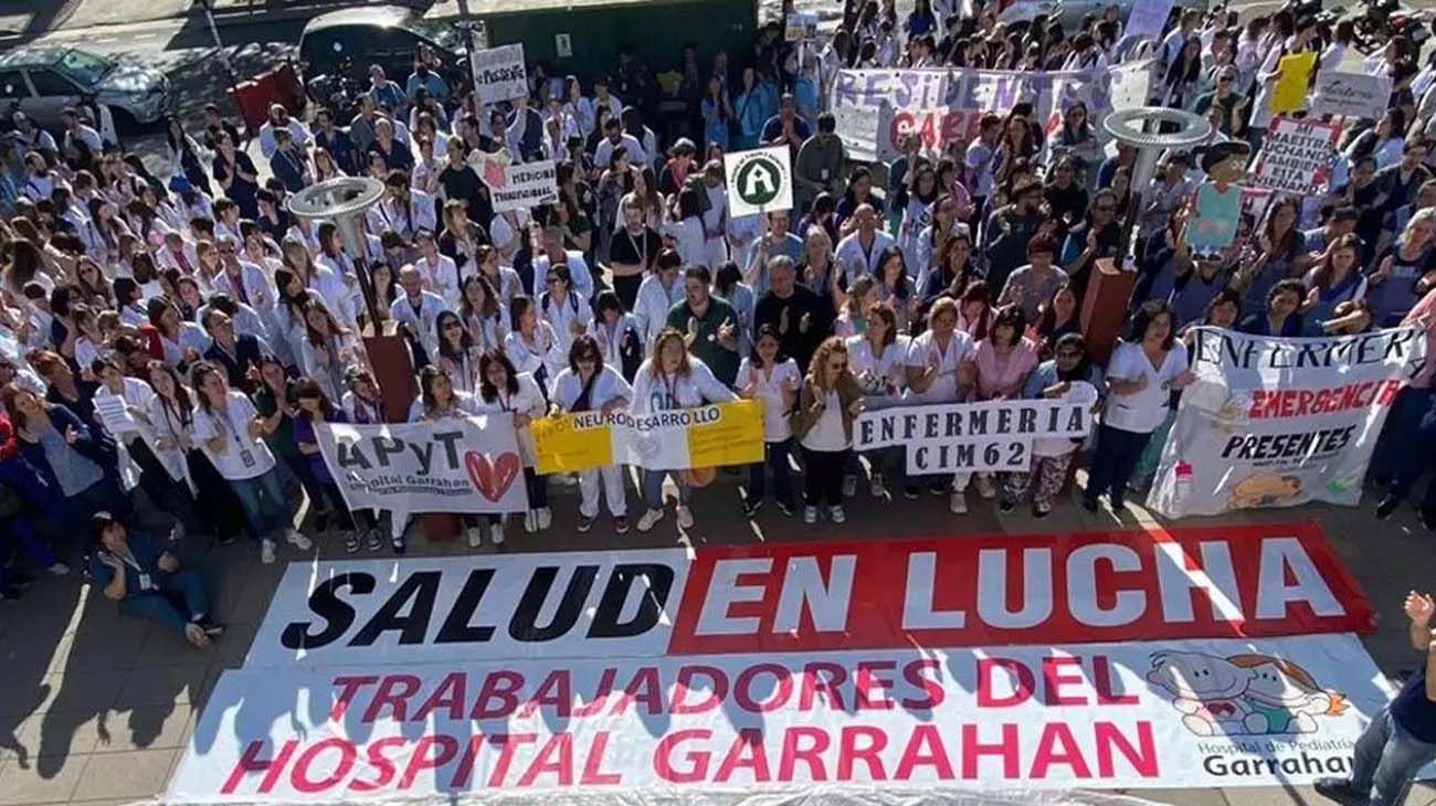 Trabajadores del Garrahan marcharon al Ministerio de Salud en medio de la crisis y desde el Gobierno aseguran que "no está desfinanciado"