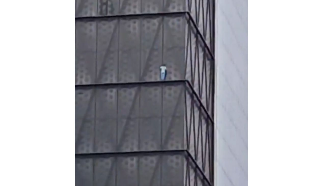Un famoso "hombre araña" polaco escaló un edificio de 30 pisos en Puerto Madero