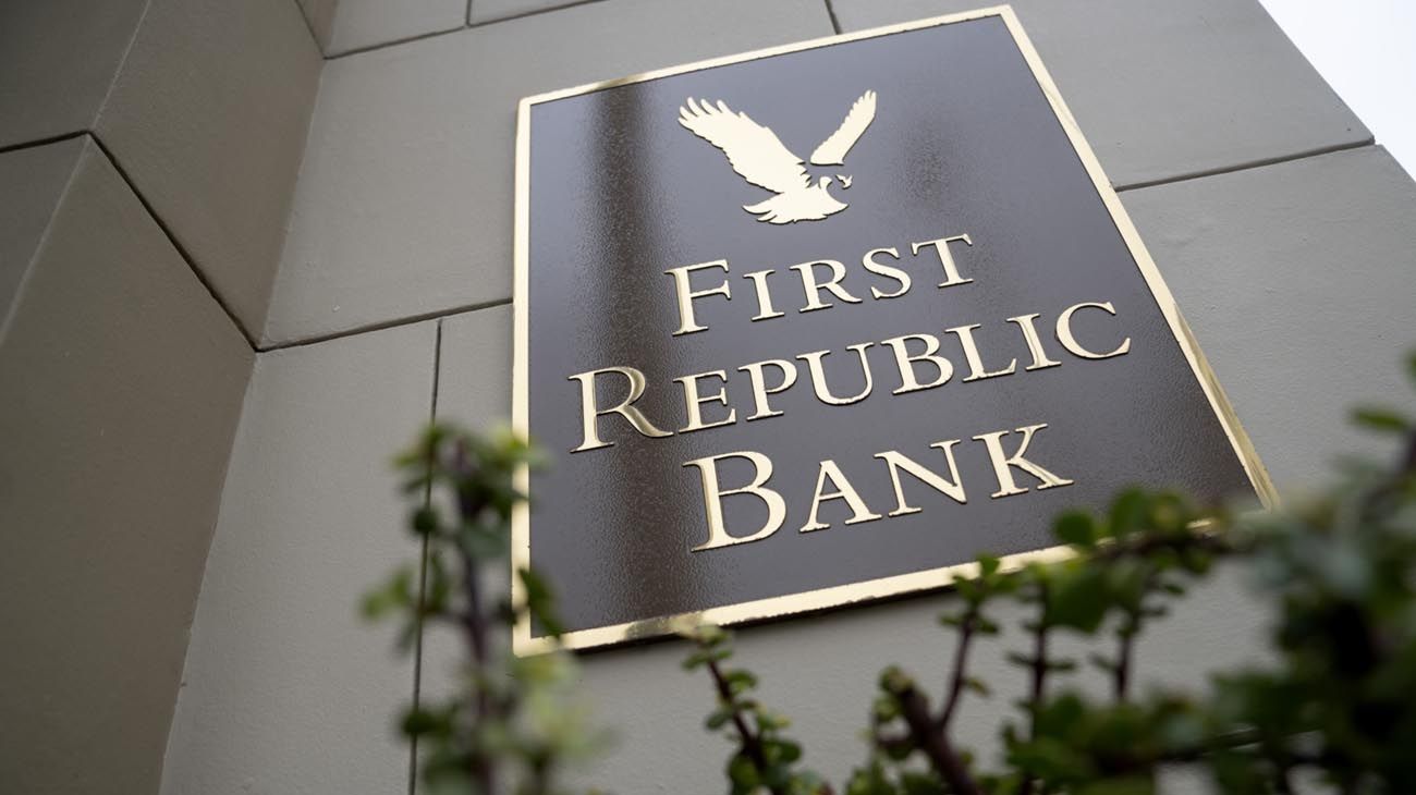 Las acciones del First Republic Bank retoman la caída y se hunde un 22%