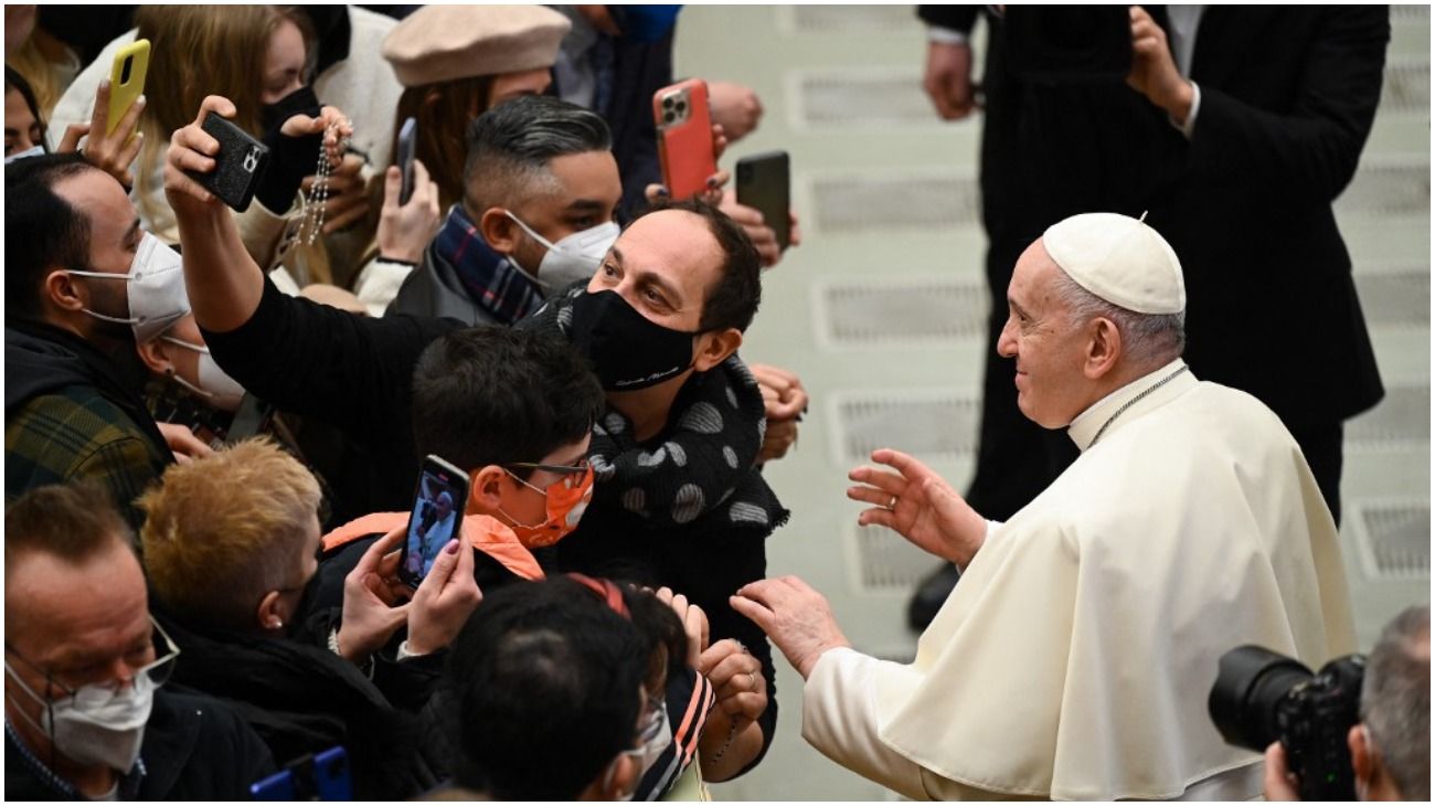 El papa Francisco fue de sorpresa a comprar discos a una tienda en Roma