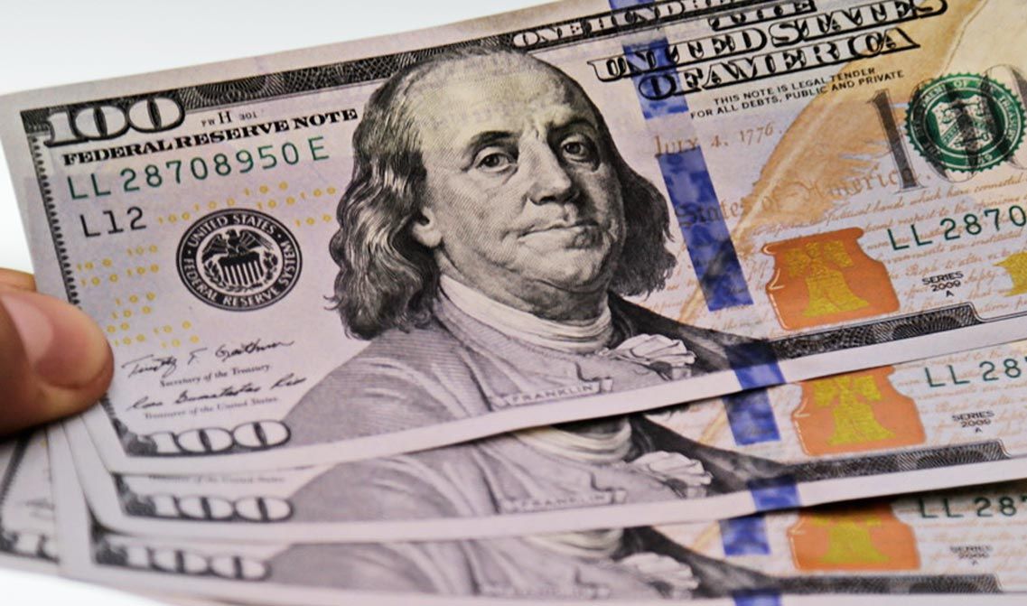 El dólar blue cerró a $1055 para la compra y $1075 para la venta