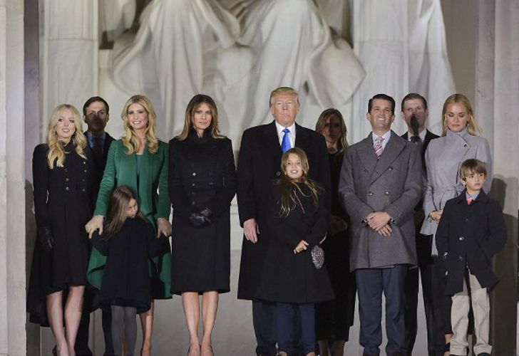 Asume Donald Trump entre celebraciones y protestas