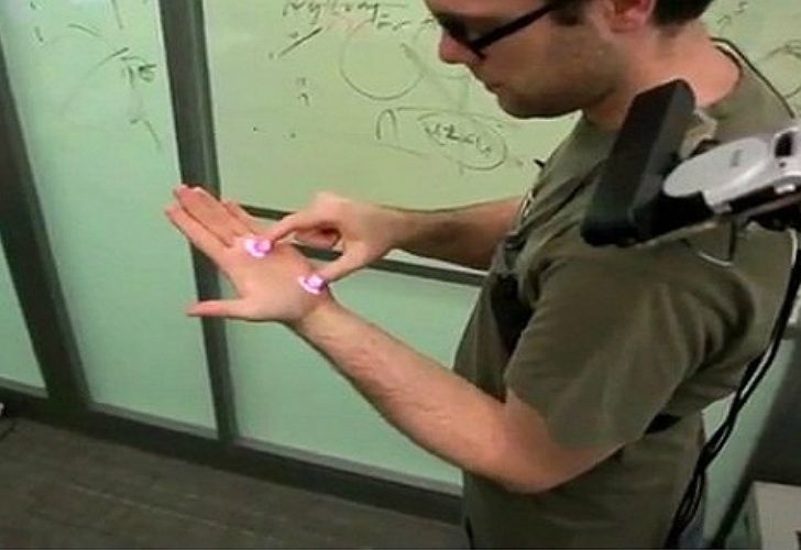 Microsoft muestra su prototipo de proyector con superficie táctil