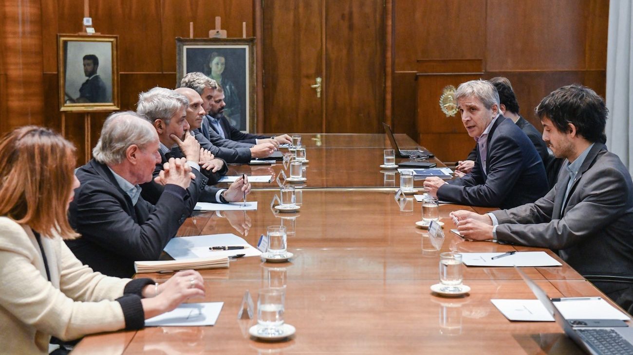 Caputo advirtió a empresarios de supermercados: "La gente no va a convalidar aumentos de precios"