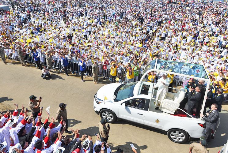 El Papa cierra su gira por Perú con un baño de masas