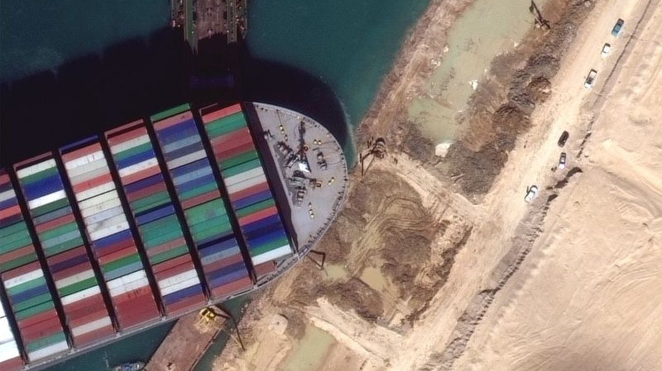 Comenzó a moverse el buque "Ever Given" que bloquea el Canal de Suez