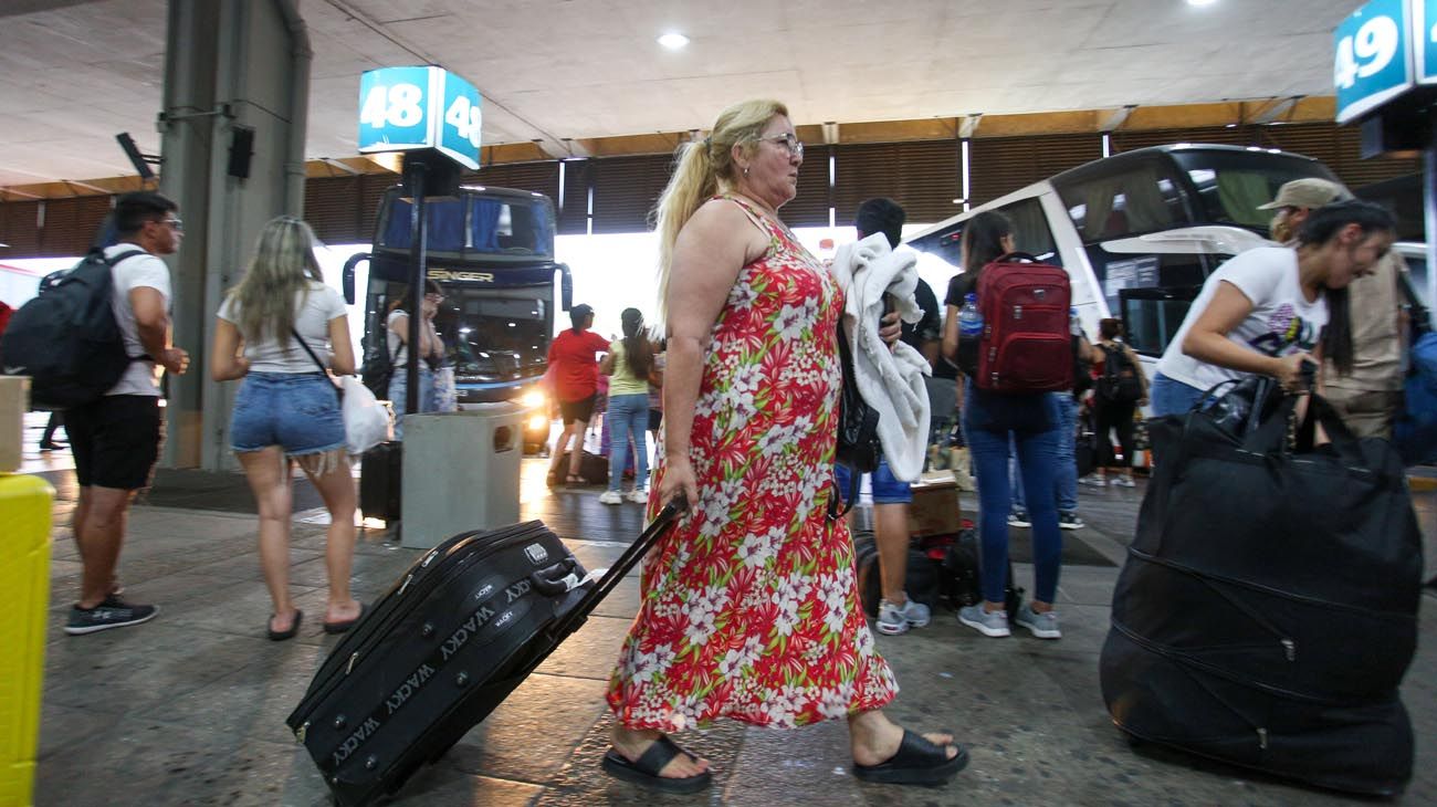 El Gobierno avanza en la desregulación de líneas aéreas y colectivos de larga distancia