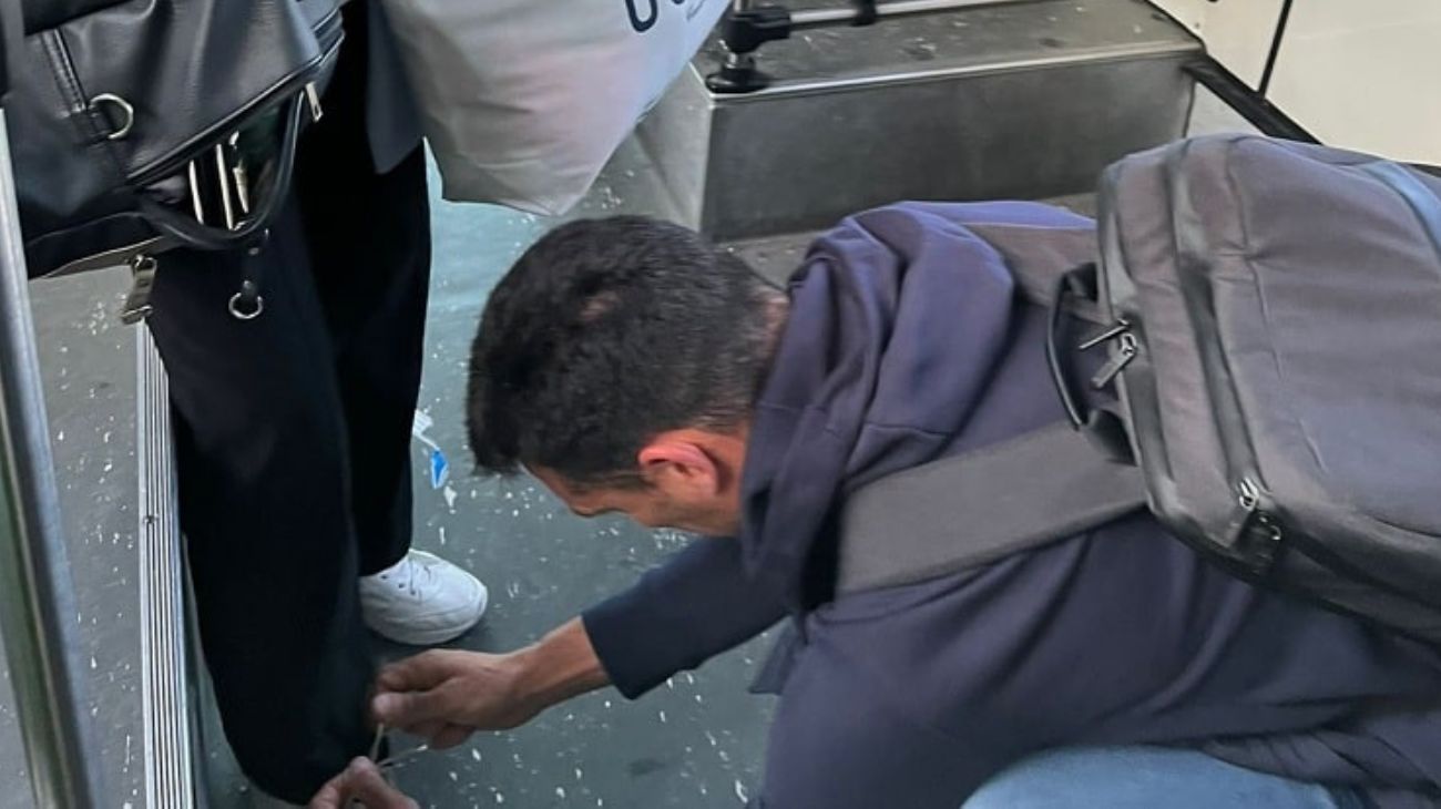 Scaloni es campeón del mundo hasta atando cordones: su simpática ayuda a una mujer en un micro